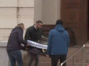 FOTO | Primele imagini de la capela unde este depusă Cristina Țopescu! Lângă sicriu este fratele ei! Cine este prima vedetă care a ajuns la cimitir