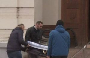 FOTO | Primele imagini de la capela unde este depusă Cristina Țopescu! Lângă sicriu este fratele ei! Cine este prima vedetă care a ajuns la cimitir