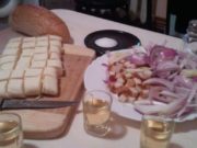 Sfatul medicului: 50 ml de tuica sau palinca cu slanina si ceapa intrec orice medicament