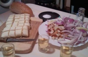 Sfatul medicului: 50 ml de tuica sau palinca cu slanina si ceapa intrec orice medicament