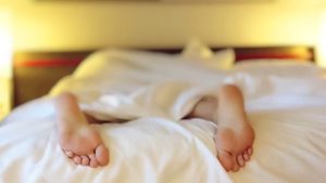 un-barbat-a-fost-trezit-in-timpul-noptii-de-un-hot-care-intrase-in-dormitorul-lui-ce-ii-facea-in-636610