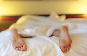 Un bărbat a fost trezit în timpul nopții de un hoț care intrase în dormitorul lui. Ce îi făcea în timp ce dormea