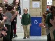 VIDEO | Un baietel de sase ani, intampinat cu ovatii de colegii de scoala, dupa ce s-a vindecat de cancer