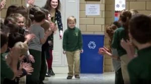 video-un-baietel-de-sase-ani-a-fost-intampinat-cu-ovatii-de-toti-colegii-de-scoala-dupa-ce-s-a-vindecat-de-cancer-22713
