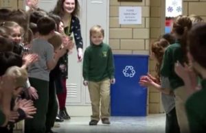 VIDEO | Un baietel de sase ani, intampinat cu ovatii de colegii de scoala, dupa ce s-a vindecat de cancer