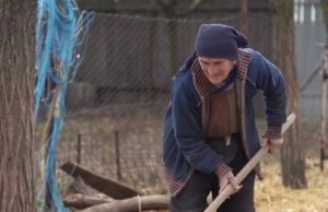 Doi bătrâni ţin în viaţă un sat din Galaţi. Ei au rămas singurii locuitori