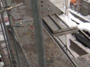 Femeie moartă în Bucureşti, după ce muncitorii care lucrau la reabilitarea blocului i-au tăiat balustradele balconului