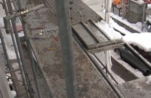 Femeie moartă în Bucureşti, după ce muncitorii care lucrau la reabilitarea blocului i-au tăiat balustradele balconului
