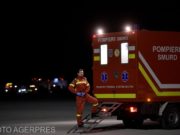 A căzut în râu la 15 metri adâncime şi s-a lovit la cap, încercând să-şi salveze soţia. 10 oameni s-au chinuit să-l scoată pe bărbat din apă şi au chemat SMURD, dar ieşise din tură…