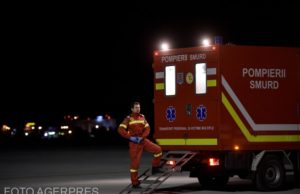 A căzut în râu la 15 metri adâncime şi s-a lovit la cap, încercând să-şi salveze soţia. 10 oameni s-au chinuit să-l scoată pe bărbat din apă şi au chemat SMURD, dar ieşise din tură…