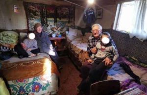 Mulți o privesc pe Vulpița la televizor, în timp ce doi bătrâni bolnavi cresc 2 copii abandonați de părinți. Cei mici vor, când vor ajunge mari, să-și răsplătească străbunicii