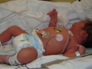 Coșmarul trăit de doi părinți din Târgu Mureș, care și-au dus fetița la urgență: „Ni s-a spus că soția trebuie să aștepte pe scaun 24 de ore pentru că nu sunt paturi”