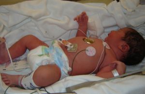 Coșmarul trăit de doi părinți din Târgu Mureș, care și-au dus fetița la urgență: „Ni s-a spus că soția trebuie să aștepte pe scaun 24 de ore pentru că nu sunt paturi”