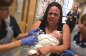 Momentul sfâșietor când o mamă își ia adio de la bebelușul ei! „Puiule, mami te iubește! E ultima plimbare”