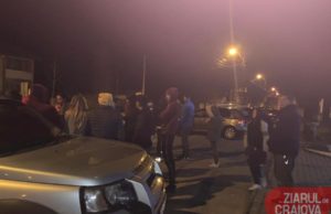 EXCLUSIV | Localnicii din Bechet se revoltă. 100 de persoane s-au strans in fata Primariei nemultumiti ca suspectii de coronavirus vor fi adusi la ei in comunitate. Localnic: „O sa blocam Bechetul daca este nevoie