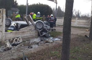 Doi morţi, după ce un BMW s-a dezintegrat la impactul cu un gard de beton, la Vaslui. Imagini de la accident