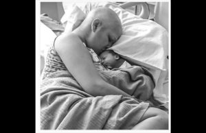 Dragostea de mamă într-o fotografie. „Simțeam cum fiul meu își ținea respirația în burta mea de fiecare dată când mergeam la chimioterapie”