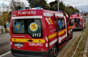 Copil mort, după ce a condus maşina cu volan pe dreapta a tatălui său şi a lovit un copac, la Hunedoara