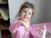 O fetiţă de aproape patru ani, uitată în maşină, a murit din cauza căldurii