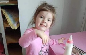 O fetiţă de aproape patru ani, uitată în maşină, a murit din cauza căldurii