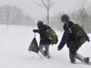 Şcoli închise în Bucureşti şi 11 judeţe, din cauza ninsorilor. În alte judeţe, cursurile sunt suspendate parţial