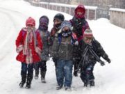 Şcolile rămîn închise într-un singur judeţ, din cauza ninsorilor. În alte 9 judeţe, cursurile sunt suspendate parţial