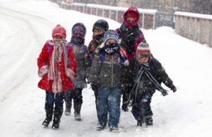 Şcolile rămîn închise într-un singur judeţ, din cauza ninsorilor. În alte 9 judeţe, cursurile sunt suspendate parţial