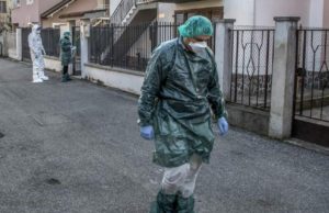 Italieni jefuiţi în case de persoane deghizate în paramedici, care spuneau că îi testează pentru coronavirus