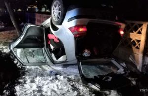 Un tânăr a murit pe loc în Constanţa, după ce zburat cu maşina pe şosea, a rupt un copac, apoi s-a răsturnat