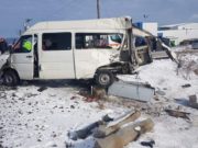 Microbuz lovit de tren, în Braşov, şoferul în stare gravă la spital