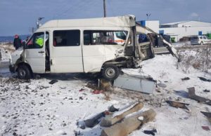 Microbuz lovit de tren, în Braşov, şoferul în stare gravă la spital
