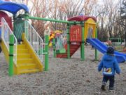 Fetiţă moartă la locul de joacă, în Făgăraş. Copilei i s-a făcut rău şi a căzut din picioare