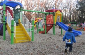 Fetiţă moartă la locul de joacă, în Făgăraş. Copilei i s-a făcut rău şi a căzut din picioare