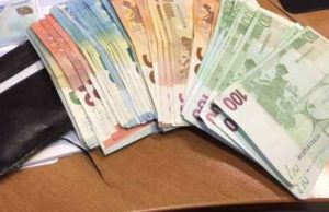 Portofel cu 19.000 de euro găsit în parcare, în Iaşi, de o tânără care vindea ziare