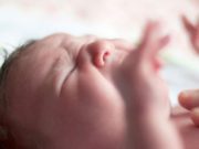 Bebeluş din Argeş, snopit în bătaie pentru că nu se oprea din plâns. 7 ani de închisoare pentru agresor