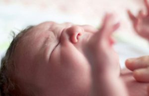 Bebeluş din Argeş, snopit în bătaie pentru că nu se oprea din plâns. 7 ani de închisoare pentru agresor