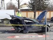 Bolid rupt în două pe DN1, jumătate din maşină a zburat de pe şosea într-o curte