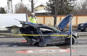 Bolid rupt în două pe DN1, jumătate din maşină a zburat de pe şosea într-o curte