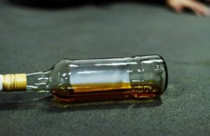 Un sucevean și-a înjunghiat prietenul de pahar, după ce a refuzat să „împartă” nevasta