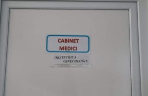 Soţul gravidei care l-a denunţat pe medicul ginecolog şpăgar susţine că medicii se poartă urât cu soţia sa