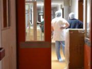 Tânăra care s-a aruncat de la balconul maternităţii din Iaşi, după naştere, şi-a găsit mama moartă în casă, când avea 18 ani