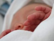 Bebeluş de 4 luni abandonat de tată la Poliţie, în Petroşani. Bărbatul s-a speriat când a rămas singur cu copilul