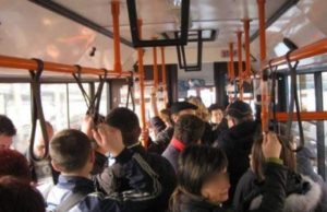 Copilă atinsă şi agresată de un individ în tramvai, sub privirile celorlalţi călători. Speriată, fata a început să ţipe
