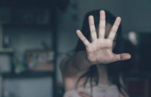 Femeie ţinută în lanţuri de propriul tată, în Timiş. Bărbatul spune că nu o poate stăpâni