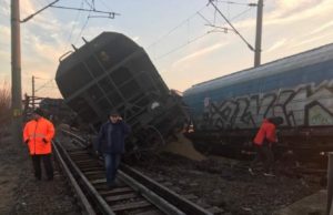 Un tren cu 37 de vagoane a deraiat în Olt. 15 dintre ele au sărit de pe șine