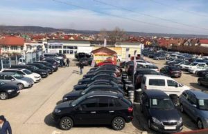 Unui tânăr din Argeş i-a plăcut atât de mult o maşină din târg, încât a furat-o de sub nasul proprietarului