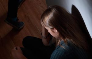 Un tată din Timiş şi-a batjocorit ani la rând propria fiică şi a lăsat-o însărcinată. Copila a născut la 15 ani