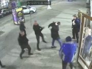 Tânăr snopit cu bătaia de bodyguarzi, în centrul Aradului. L-au lovit cu bastoane, pumni şi picioare până la leşin