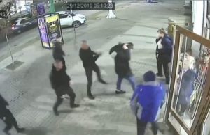 Tânăr snopit cu bătaia de bodyguarzi, în centrul Aradului. L-au lovit cu bastoane, pumni şi picioare până la leşin