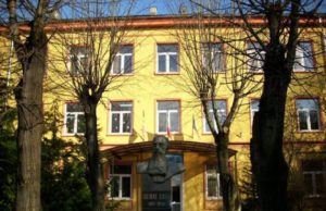 O elevă din Baia Mare a început să tremure şi a leşinat în şcoală, după ce profesorul ar fi ţipat la ea